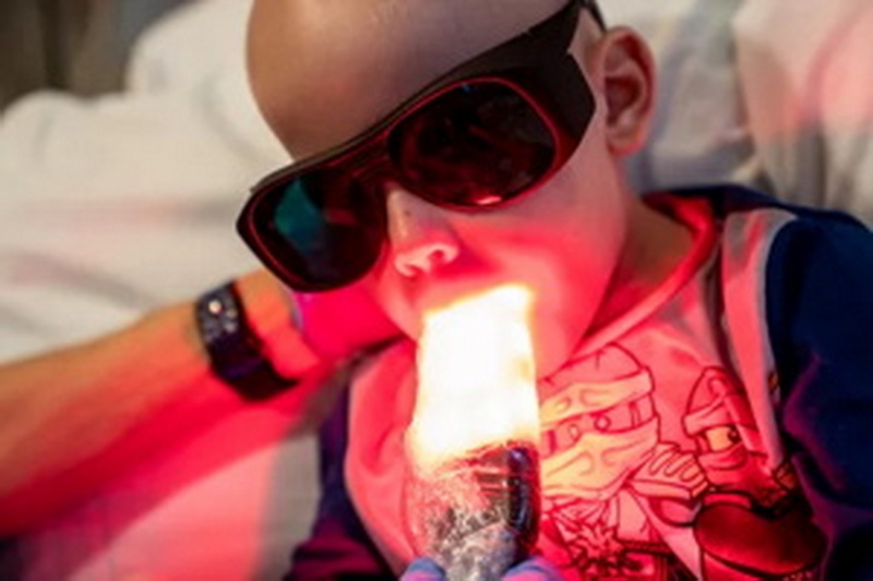 oral red light therapy device_1.jpg
