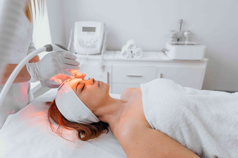 red light therapy device face_1.jpg