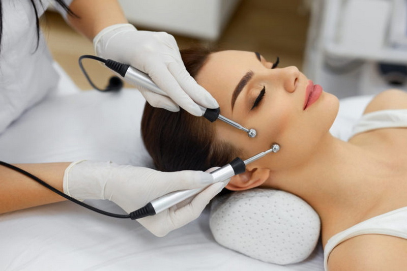 microcurrent & red light therapy device_1.jpg