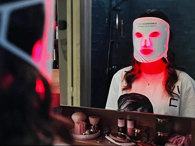 what led face mask does kim kardashian use_1