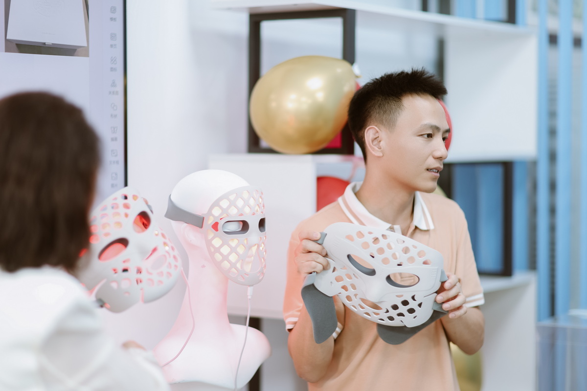 Live Demonstration Of Flexible Led Red Light Therapy Mask To Buyers.jpg